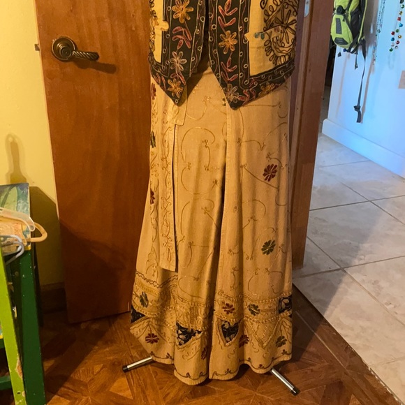 Gorgeous vintage long embroidered wraparound beige skirt made in India (mlb) - Picture 3 of 16